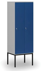 Drevená šatníková skrinka s podnožou, 2 oddiely, cylindrický zámok, sivá / modrá