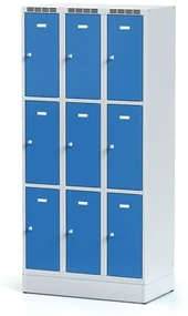 Alfa 3 Šatníková skrinka na sokli s úložnými boxami, 9 boxov, 1920 x 900 x 500 mm, otočný zámok, modré dvere