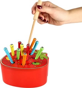 ISO Trade Magnetická drevená jahodová húsenica Montessori – hračka s 10 húsenicami