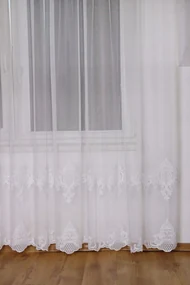 Dekorstudio Biela krajková záclona SELENE - vlastný rozmer Uchytenie závesu: Dekoračné krúžky strieborné - kovové, Šírka záclony: 250cm