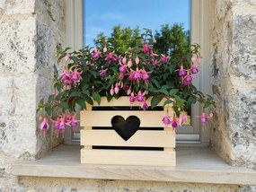 AMADEA Drevený kvetináč so srdiečkom biely, vo vnútri s čiernou fóliou, 27x27x21 cm, český výrobok