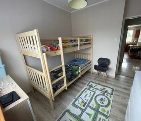 Poschodová posteľ s matracmi NATURAL 190×90 borovica + domčeková strieška