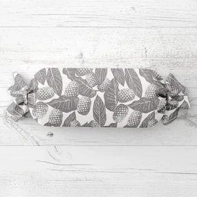 Biante Vankúš valec bonbon Sandra SA-511 Sivé ananásy na bielom 15x60 cm