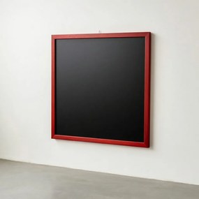 Toptabule.sk  Čierna kriedová tabuľa v červenom drevenom ráme COLOR 100×150 cm