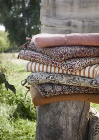 MADAM STOLTZ Sedák na stoličku Dark Honey Stripes 45×45 cm