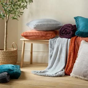 Dekoračný vankúš z mikroplyšu 55x55 cm Velvet and Faux Fur – Catherine Lansfield