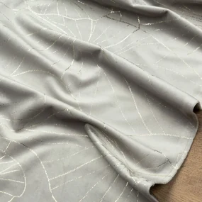 Dekorstudio Elegantný zamatový behúň na stôl BLINK 18 strieborný Rozmer behúňa (šírka x dĺžka): 35x180cm