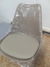 AKCIA Béžová stolička BALI MARK s čiernymi nohami II. akosť