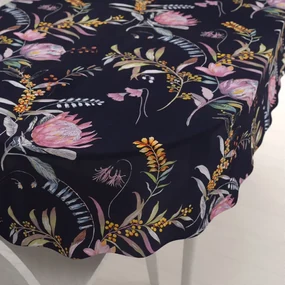 Biante Bavlnený oválny obrus Sandra SA-427 Dúhové kvety na tmavo modrom 100x140 cm