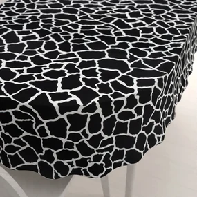Biante Zamatový oválny obrus Tamara TMR-015 Čiernobiely žirafí vzor 50x100 cm