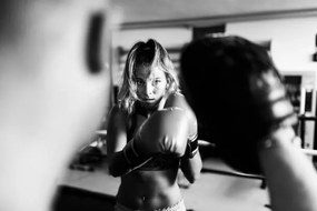 Fotografia Woman boxer workout with coach, massimo colombo