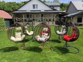 Kvalitné čierne závesné kreslo s kvetinovými vankúšmi