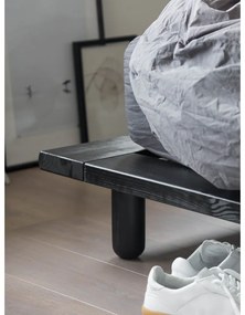 Čierna dvojlôžková posteľ z borovicového dreva s roštom 140x200 cm Peek – Karup Design