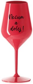 NEČUM A DOLEJ! - červený nerozbitný pohár na víno 470 ml