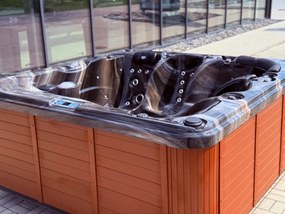 Akrylátová vírivka Ultimate - vystavený model cappucino s hnedou bočnicou