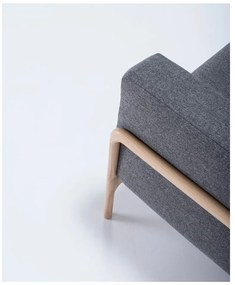 Kreslo s konštrukciou z dubového dreva s tmavosivým textilným sedadlom Gazzda Fawn