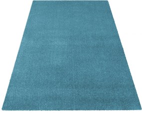 Jednofarebný koberec modrej farby