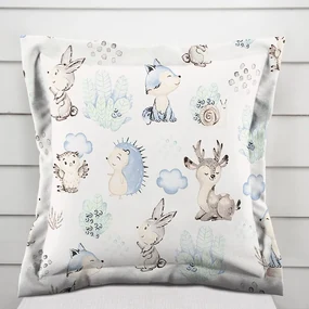 Biante Detská bavlnená obliečka na vankúš s lemom Sandra SA-478 Lesné zvieratká v čučoriedkach na bielom 60 x 60 cm
