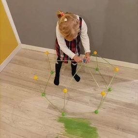 KRUZZEL Slamková stavebnica detskej pevnosti Funstruction - svietiaca - 64+36 ks