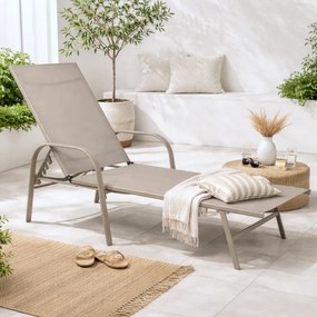 Béžové záhradné lehátko s nastaviteľným operadlom – ideálne na relaxáciu