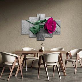 Obraz - Ružová ruža so zelenou stonkou (150x105 cm)