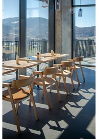 Jedálenská stolička s podrúčkami z dubového dreva v prírodnej farbe Flip – Gazzda