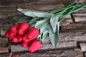 Červený umelý tulipán v puku s listami 55cm 1ks