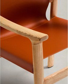 Koňakovohnedá jedálenská stolička s podrúčkami z jaseňového dreva Jan – Kave Home