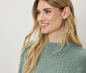 Pulóver z hrubého úpletu s vrkočovým vzorom, šalviový