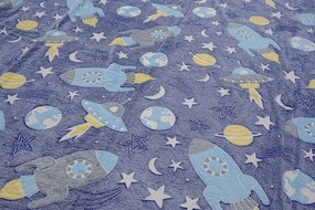 Svietiaca deka mikroflanel KOMETY A RAKETY 150x200 cm modrosivá