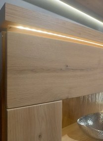 Široká vitrína Bolus, dub artisan, s osvetlením