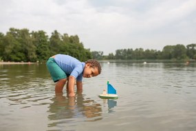 Drevená plachetnica s kapitánom