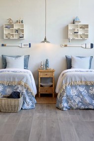 Biela antik nástenná polička Chic Antique so 6 priehradkami – 50*14,5*37 cm