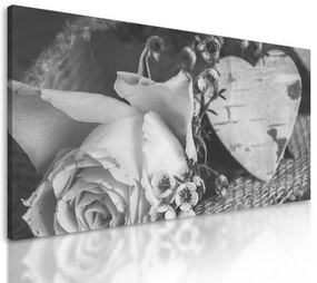 Obraz  čiernobiele zátišie s ružou a srdiečkom vo vintage prevedení
