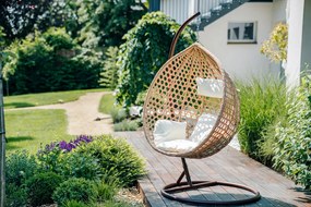 Svetlohnedé závesné kreslo TROPIKAL so stojanom