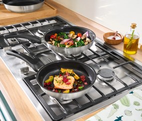 Profesionálna panvica z ušľachtilej ocele s kvalitnou keramickou povrchovou úpravou, priemer cca 24 cm