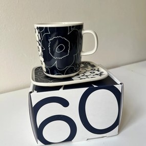 Marimekko Set Oiva Kollaasi Unikko veľký hrnček a tanierik Unikko 60th Anniversary tmavo modrý