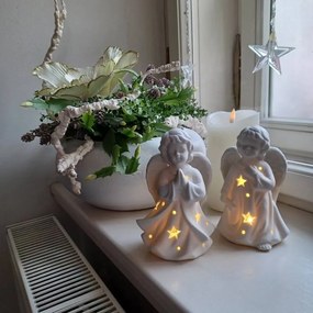 DECOLED Keramický andílek modlící se, 9,3 x 7,6 x 14,9 cm, teple bílá, 2xLR44