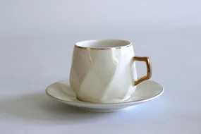 Bielo zlaté porcelánové šálky s podšálkou 2ks