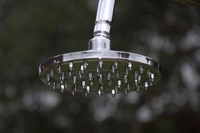 Drevená záhradná sprcha