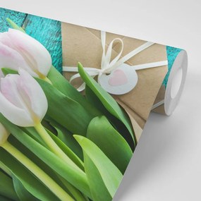 Samolepiaca fototapeta tulipány s obálkou na drevenom pozadí