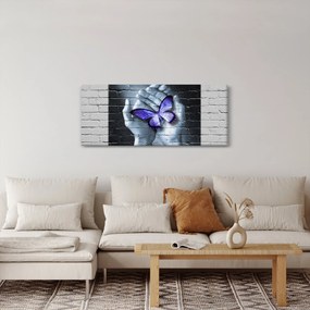 Obraz - Fialový motýľ na stene (120x50 cm)
