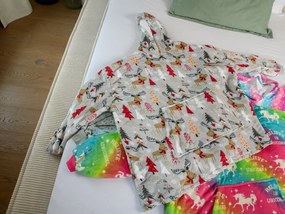 Baránková mikinová deka s rukávmi a kapucňou YULE HUG svetlosivá