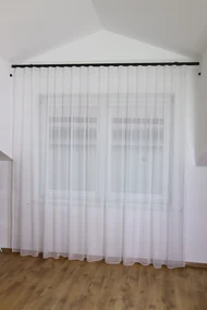 Dekorstudio Biela záclona CIK-CAK s olovkom - vlastný rozmer Uchytenie závesu: Dekoračné krúžky antracitové, Šírka záclony: 300cm