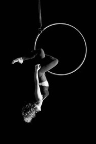 Umelecká fotografie Aerial dancing beauty, Cavan Images, (26.7 x 40 cm)