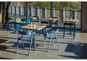 Modrá jedálenská stolička s podrúčkami z dubového dreva Flip – Gazzda