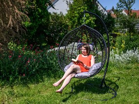 Čierne závesné kreslo KOKON so stojanom, sivý vankúš