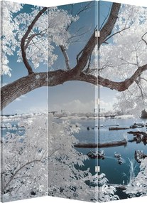 Paraván - Zasnežený strom pri vode (126x170 cm)