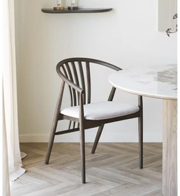 Tmavohnedá jedálenská stolička s podrúčkami z dubového dreva Agustin – House Nordic