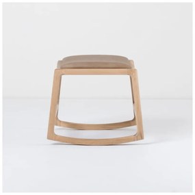 Podnožka s konštrukciou z masívneho dubového dreva s hnedým koženým detailom Gazzda Dedo